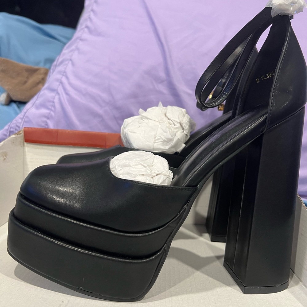 BRAND NEW / never worn Merumote Black Leather Platform High Heels with Strap